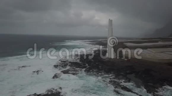 地中海岩石海岸一座白色大灯塔的无人机镜头视频的预览图