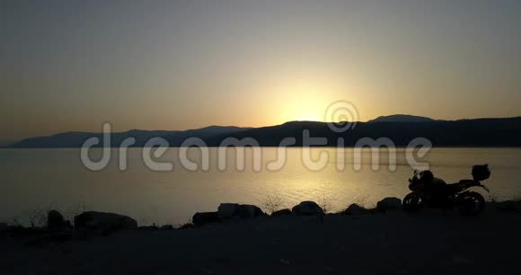 山后日落景色湖中光线反射4k视频的预览图