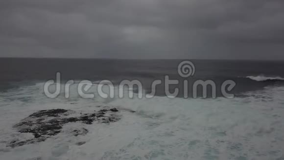 在暴风雨的日子里地中海的景色泡沫般的海浪冲击着岩石4k视频的预览图