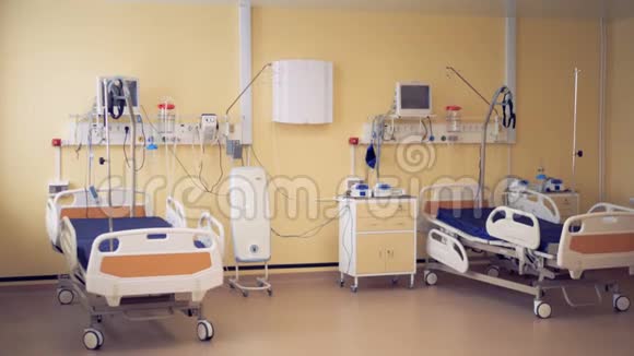 两张轮式床站在设备齐全的医院房间里视频的预览图