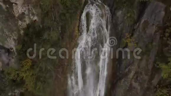从被森林包围的山崖上的高瀑布视频的预览图