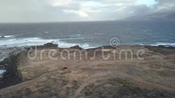 一辆汽车正行驶在地中海岩石海岸的悬崖上4K视频的预览图