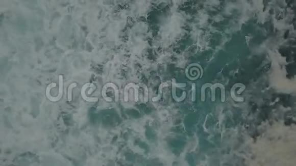 顶部可看到泡沫般的海水蓝色的海水带波浪和泡沫4k视频的预览图