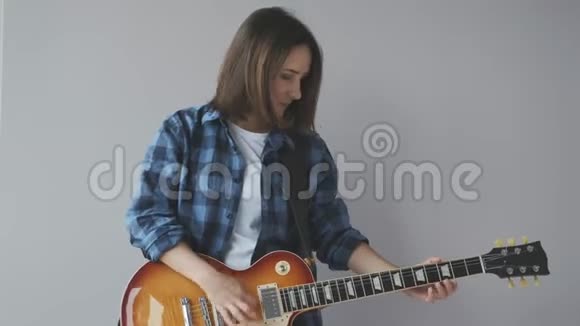 年轻可爱的女性带着电吉他弹歌跳舞在摇滚音乐会前练习电吉他的女人视频的预览图