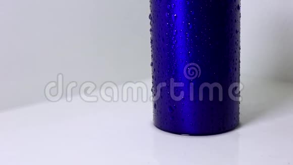 钢制热瓶在白色背景上喷水视频的预览图