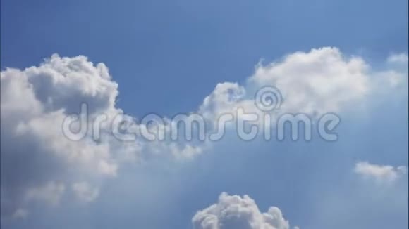 4K时移运动的蓬松白云蓝天背景视频的预览图