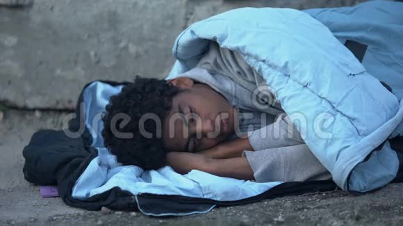 无家可归的非洲少年躺在睡袋里贫穷失业视频的预览图