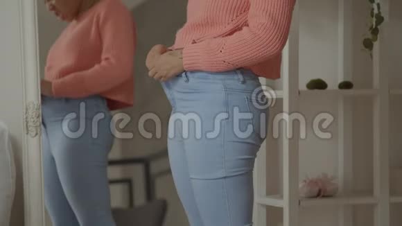 体重增加女性扣裤困难视频的预览图