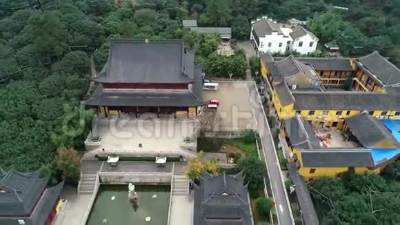 中国乡村丘陵间佛寺鸟瞰图视频的预览图