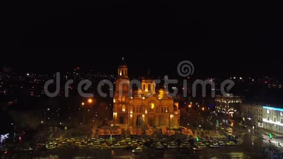 瓦尔纳保加利亚在天空燃放烟花庆祝新年城市景观鸟瞰视频的预览图