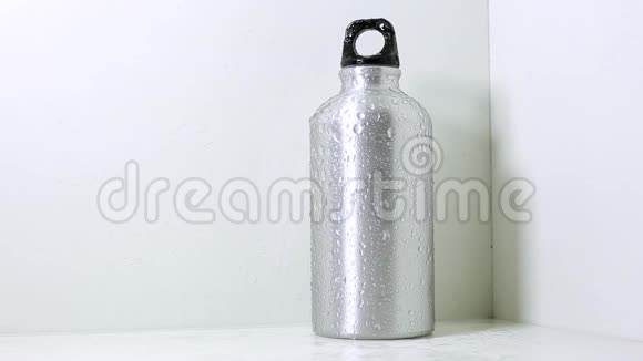 钢制热瓶在白色背景上喷水视频的预览图