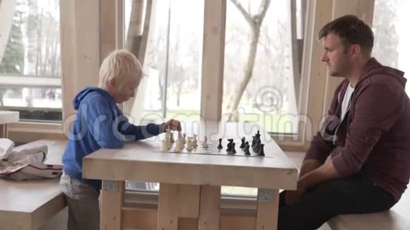 爸爸和儿子下棋视频的预览图