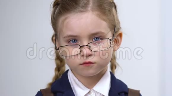 哭泣悲伤的女学生摘下眼镜童年的不安全感欺凌视频的预览图