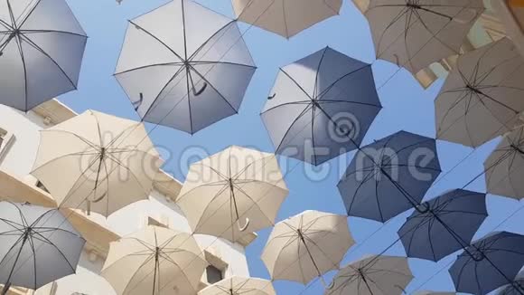 五颜六色的雨伞作为街道上的遮阳装饰视频的预览图