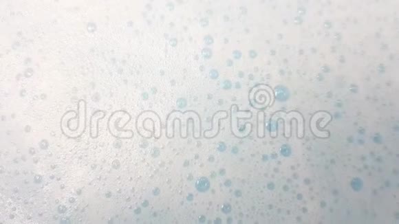 白色泡沫有蓝色的水泡泡视频的预览图