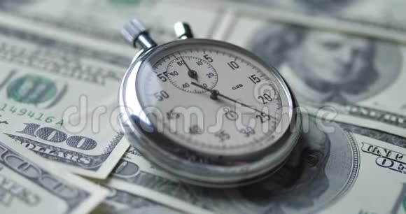 秒表在美元上时间就是金钱概念视频的预览图