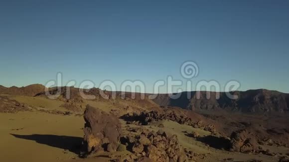 令人惊叹的岩石尘土飞扬的山脉从高角度土耳其4k视频的预览图