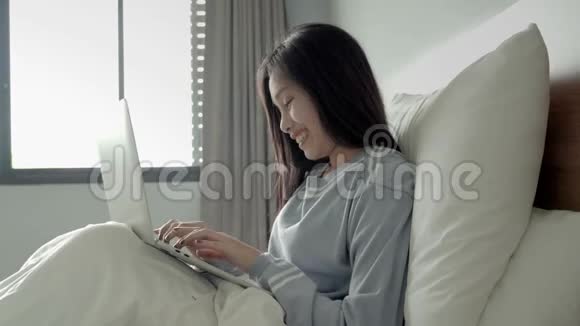 亚洲美女们用笔记本玩社交网络视频的预览图