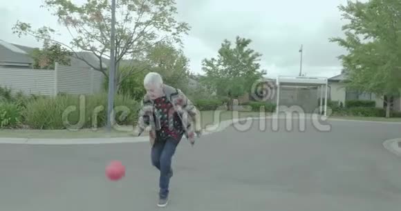 老年妇女在街头打篮球她在传球前运球和弹跳视频的预览图