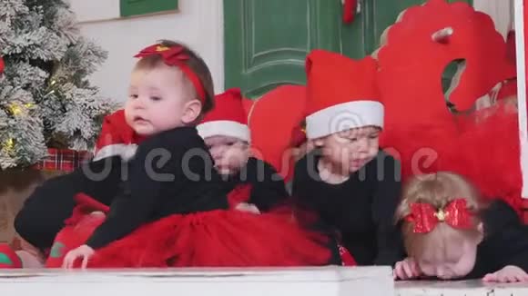 圣诞节概念小婴儿在地毯上爬行视频的预览图