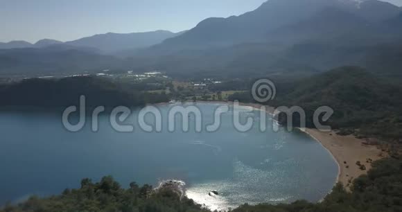 土耳其令人惊叹的海岸线海滩森林4k的空中镜头视频的预览图