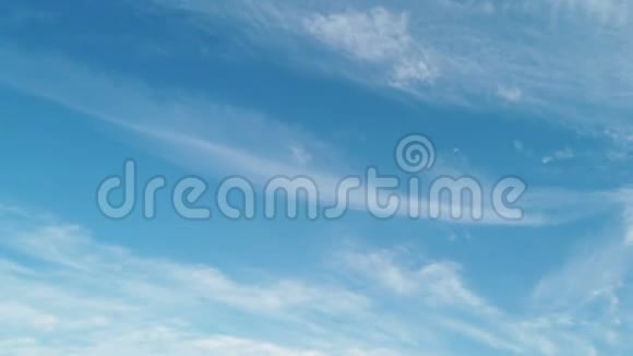 蓬松的白色卷云线缓缓穿过蓝天视频的预览图