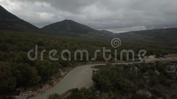 美丽的森林覆盖着大山阴天土耳其4k视频的预览图