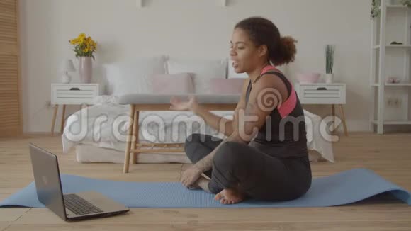 健身女性在线咨询健身教练视频的预览图