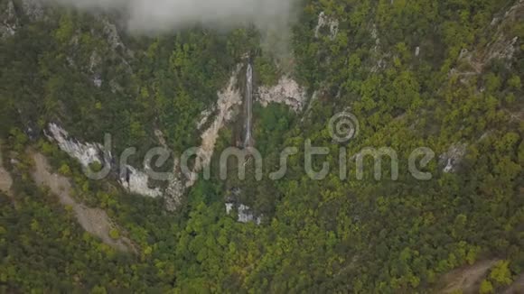 法国山上瀑布惊人的空中镜头4k视频的预览图