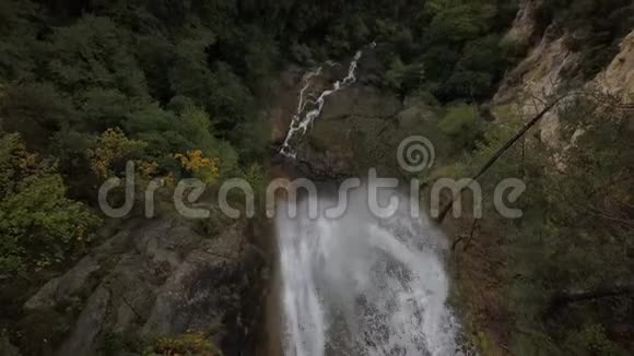 俯瞰森林中的高瀑布大瀑布法国4k视频的预览图