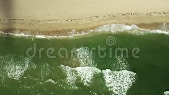 在海岸干净的海浪上降落视频的预览图