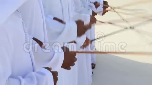 传统的阿联酋男子舞蹈阿联酋传统手在框架视频的预览图