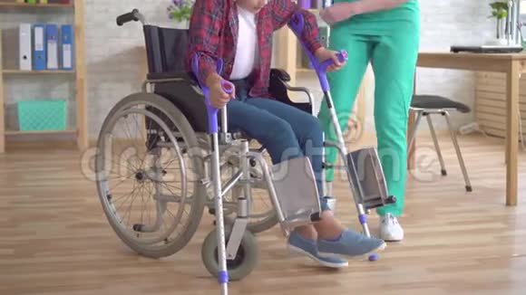 残疾少女接受医生康复计划视频的预览图