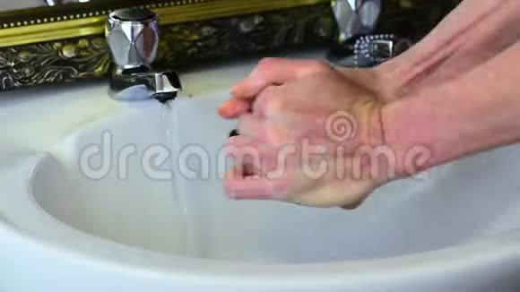 在家庭浴室洗手以防止冠状病毒传播视频的预览图