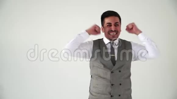 阿拉伯商人欢欣鼓舞笑容满面挥起拳头视频的预览图