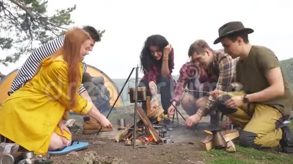 一群年轻人在户外烧蘑菇视频的预览图