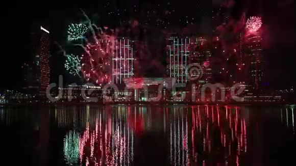 作为第48届阿联酋国庆节庆祝活动的一部分烟花照亮了天空视频的预览图