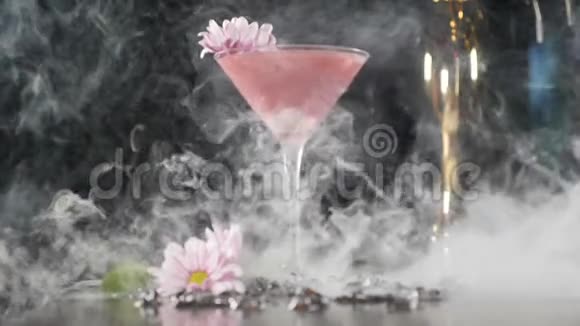 专业的酒保概念明亮的鸡尾酒和缓慢运动的白烟带有液体的黑色背景饮料视频的预览图
