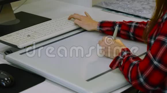 女孩在平板电脑上画画视频的预览图