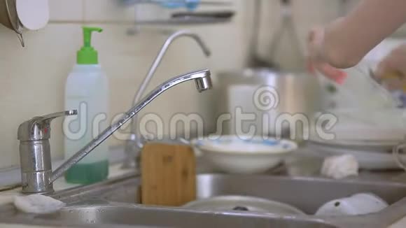 在厨房的水龙头下洗碗管家例行公事视频的预览图