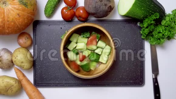 新鲜黄瓜和番茄切片视频视频的预览图