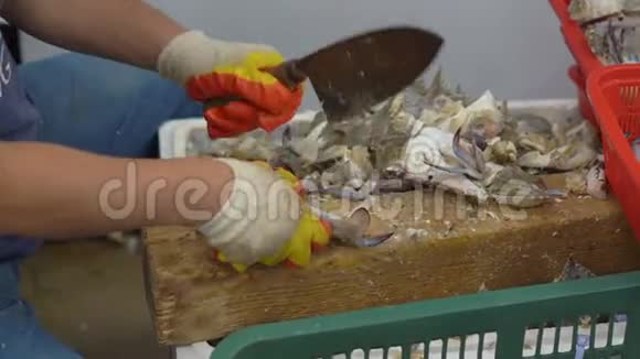 鱼市上的人割小螃蟹视频的预览图