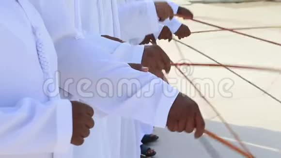 传统的阿联酋男子舞蹈阿联酋传统手在框架视频的预览图