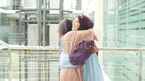 认识两个穿着传统衣服的老朋友两名穆斯林商业妇女在一个商业中心相遇视频的预览图
