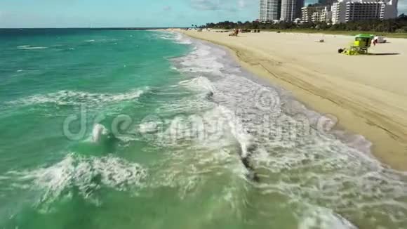 海浪冲击沙航视频视频的预览图