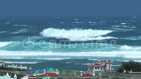 亚洲典型的墓地背景是波涛汹涌的海洋视频的预览图