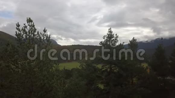 覆盖草木的山脉和丘陵的空中镜头土耳其4k视频的预览图