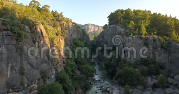 峡谷内有巨大的岩石悬崖和一辆漫游者的无人机镜头4k视频的预览图
