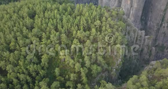 高角度无人机镜头惊人的塔齐峡谷在土耳其4k视频的预览图