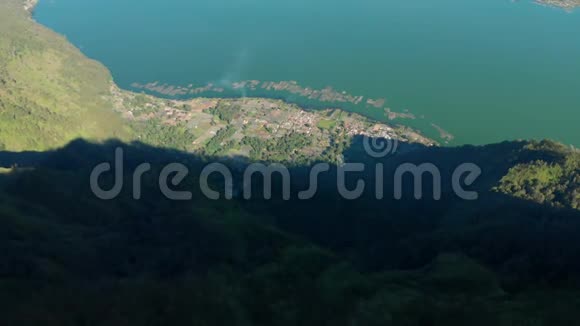 巴厘岛巴图尔卡尔德拉和湖泊的鸟瞰图视频的预览图